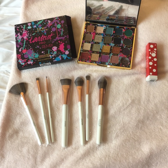 NIB Makeup bUndle!!!